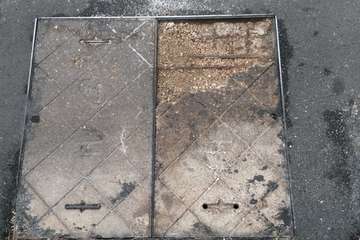 Arqueta de la red de telefonía en mal estado en La Garita (Foto TA)